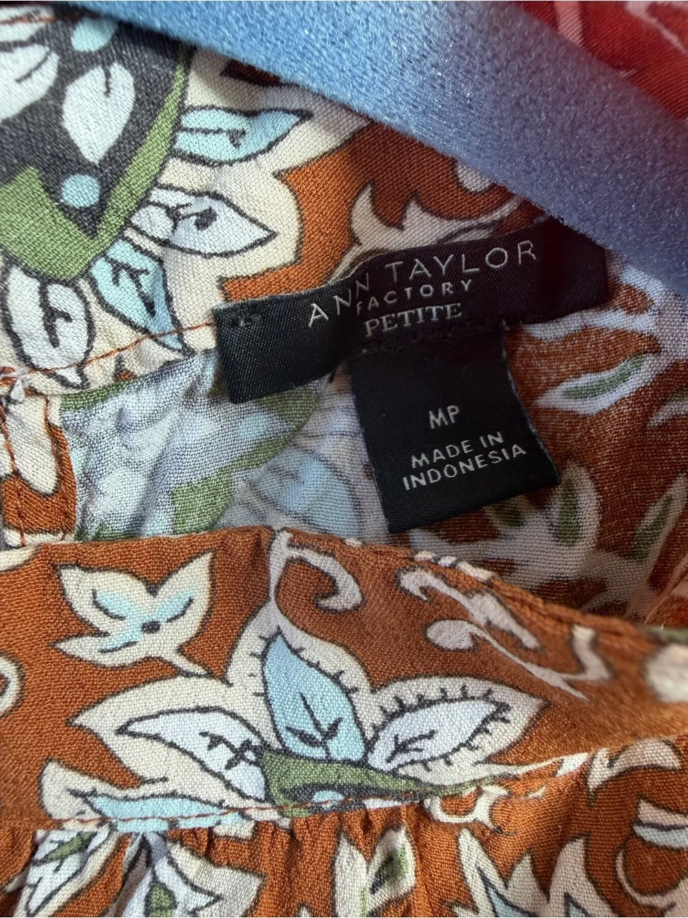Ann Taylor Factory Rust Floral Mock-Neck Short Sleeve Blouse size MP